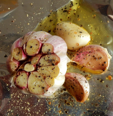 구우면 달콤한 영양제로 변신?"익힌 마늘이 노화 방지에 더 좋은 이유