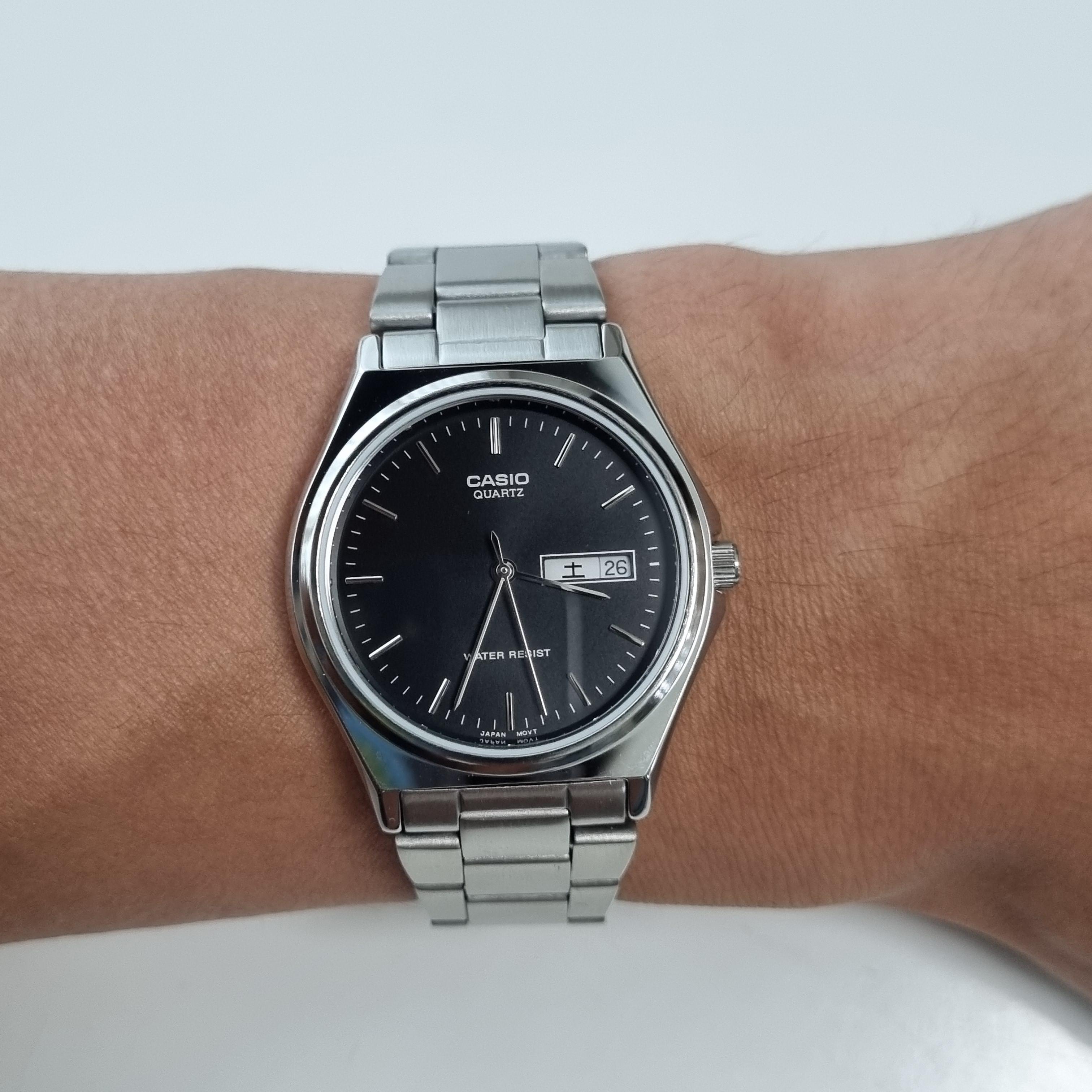 카시오 메탈 시계줄 길이 조정 후 손목에 알맞게 착용한 단계