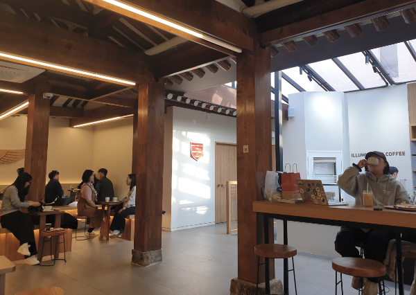 한옥을 리모델링 한 인텔리젠시아 내부. 마당 위쪽을 유리로 씌워 공간을 넓혔다.