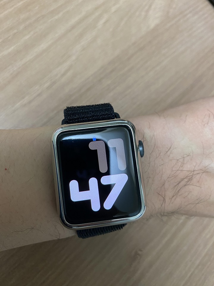 위에서-본-손목에-착용된-애플워치-스트랩