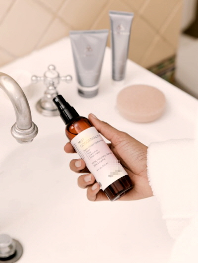 냄새 제거 에센셜 오일 사용하는 모습