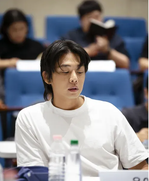 유아인 빌리언스 전속계약