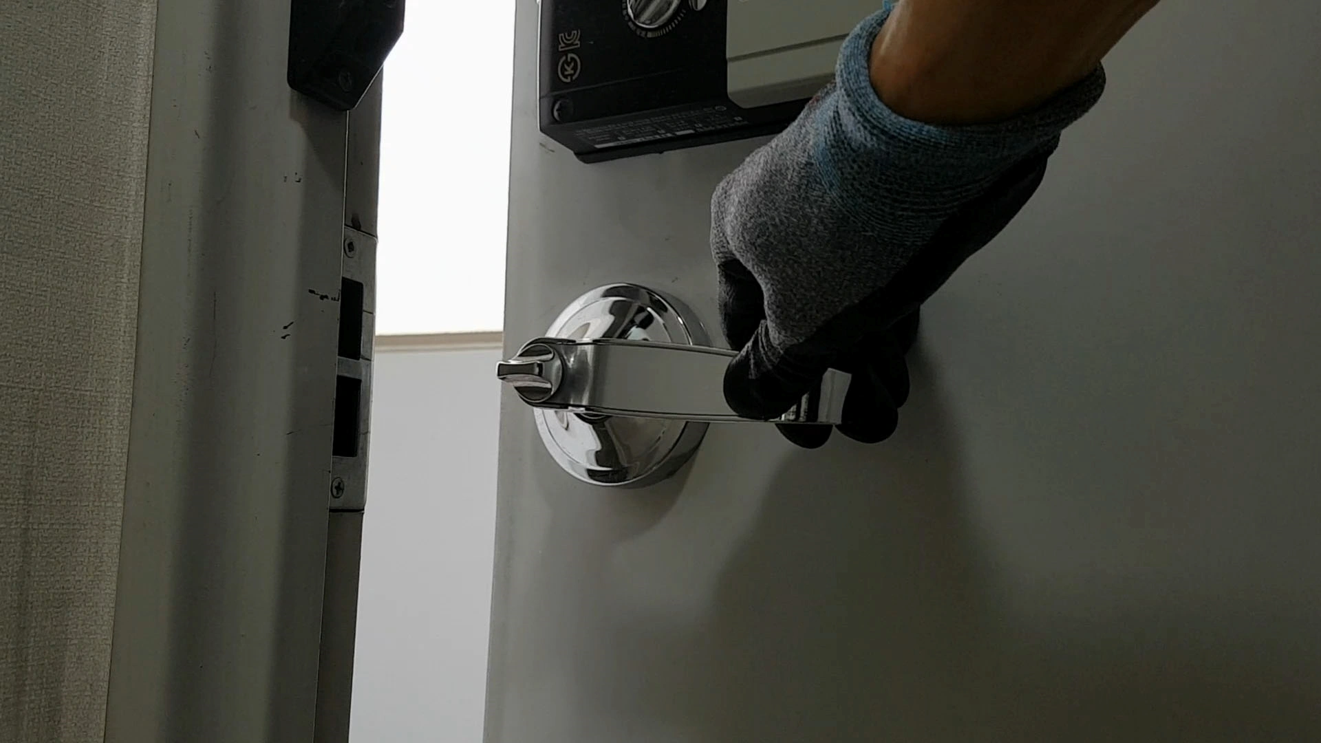 현관 손잡이 교체 완료 모습