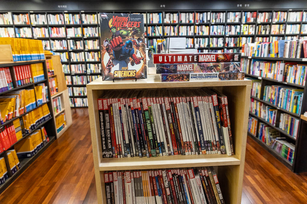마블--코믹-리지즈-관련-책들이-전시되어-있다.