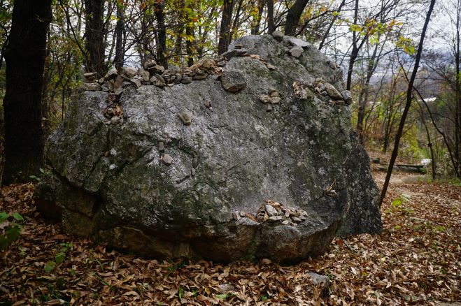 할미바위 커다란 바위,