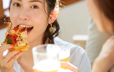 피자와 맥주를 마시는 여성