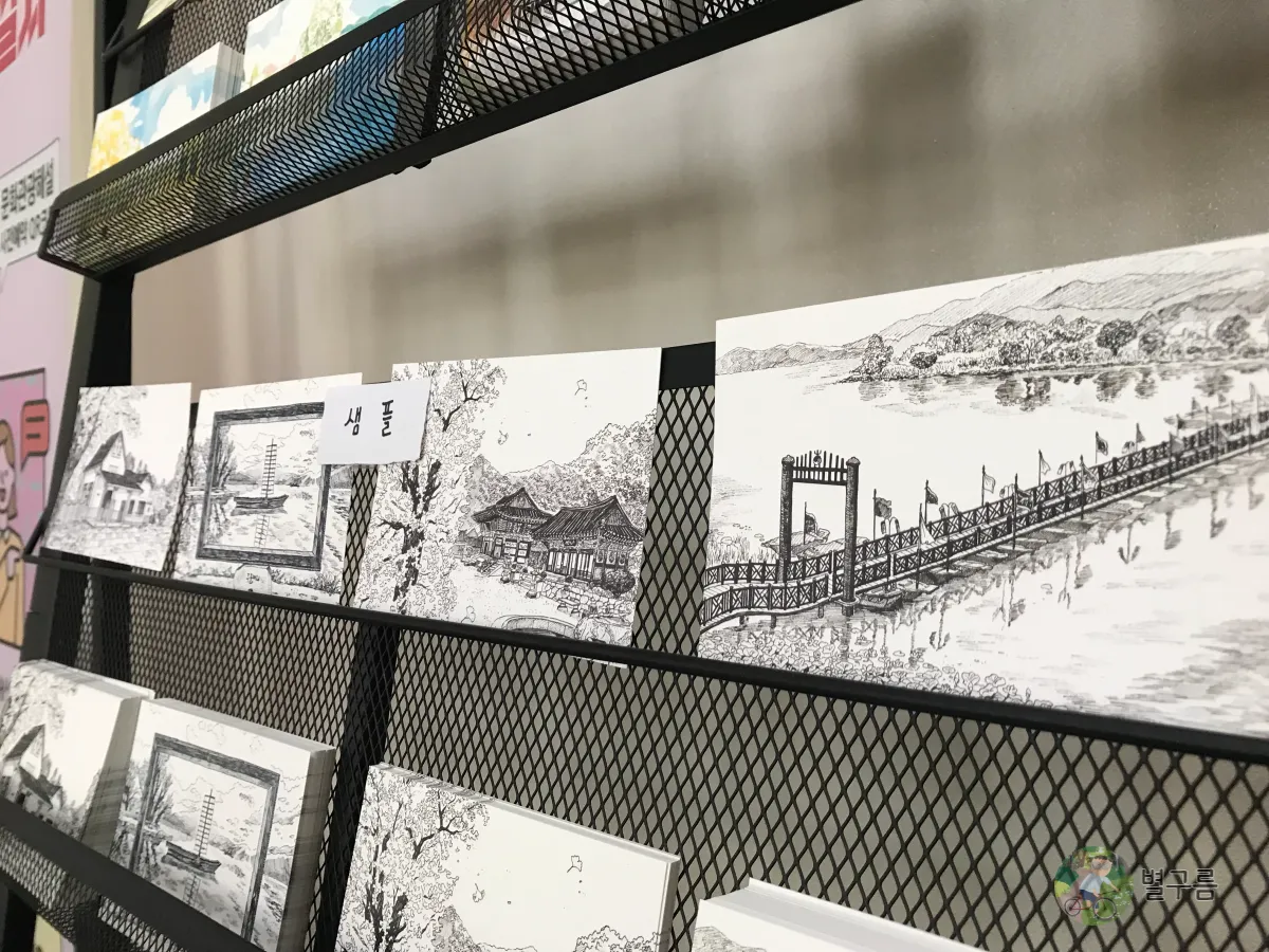 두물머리-관광안내소-흑백-엽서-샘플-진열되어있다
