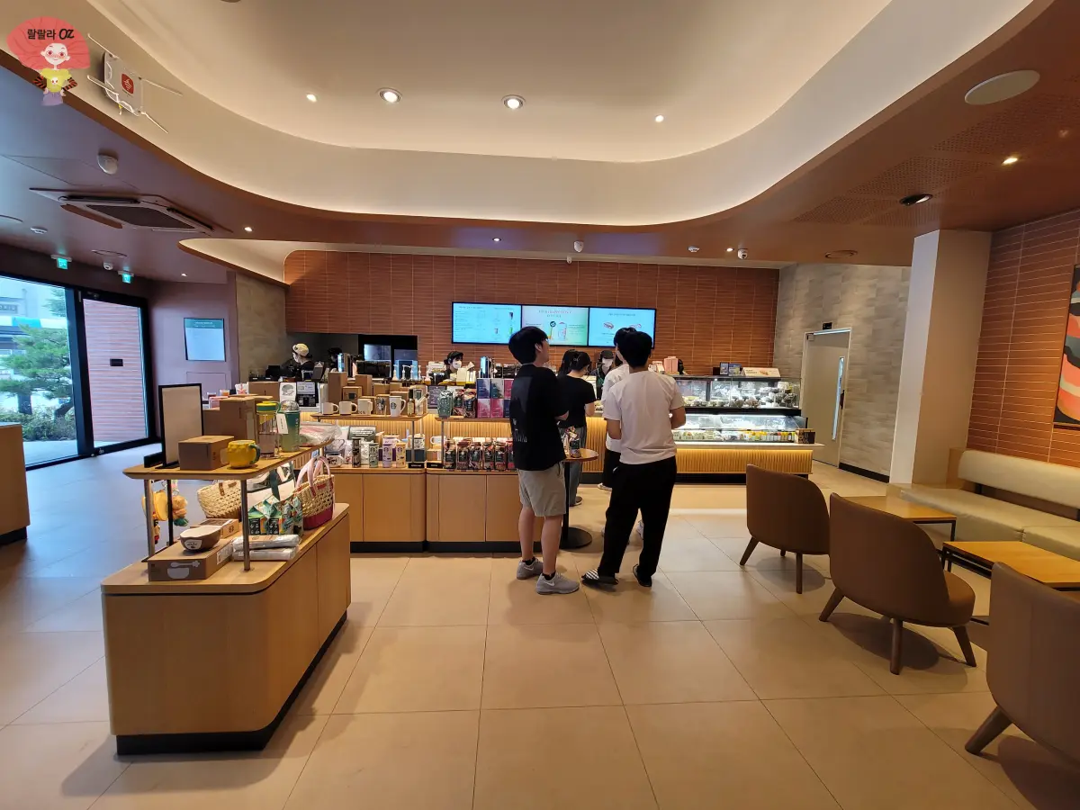 강원도-홍천-스타벅스-1층-주문과-픽업-공간-서있는-사람들