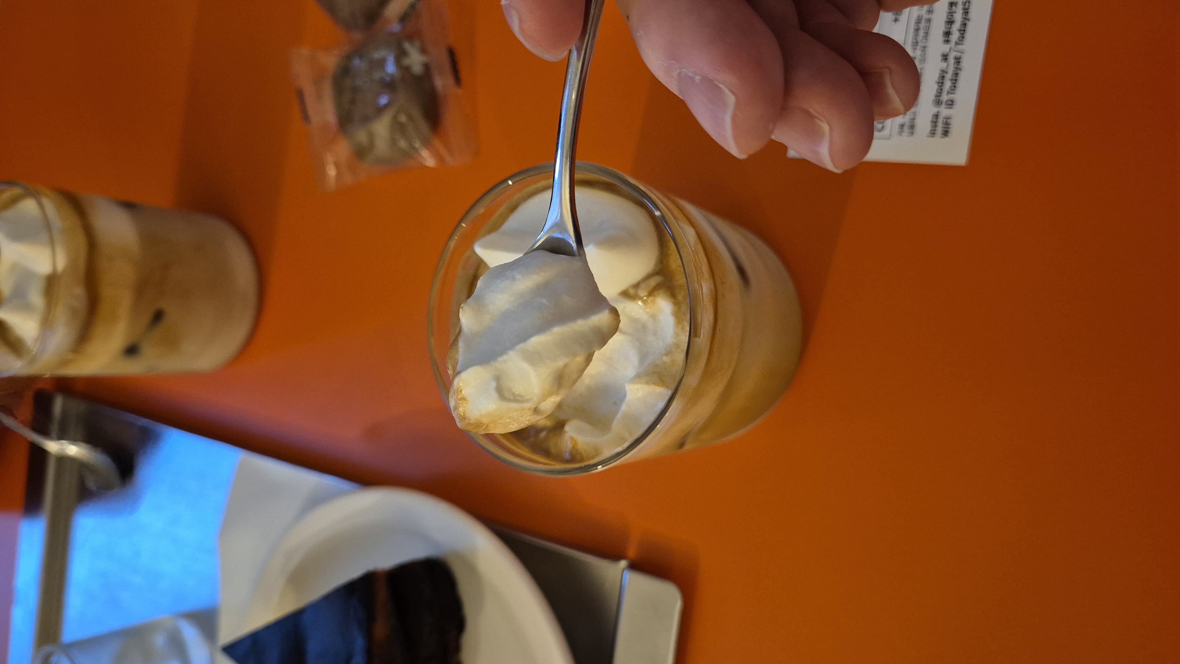 도안동 투데이엣 크림 라떼 크림은 숟가락으로 떠서 먼저 드셔 보세요.