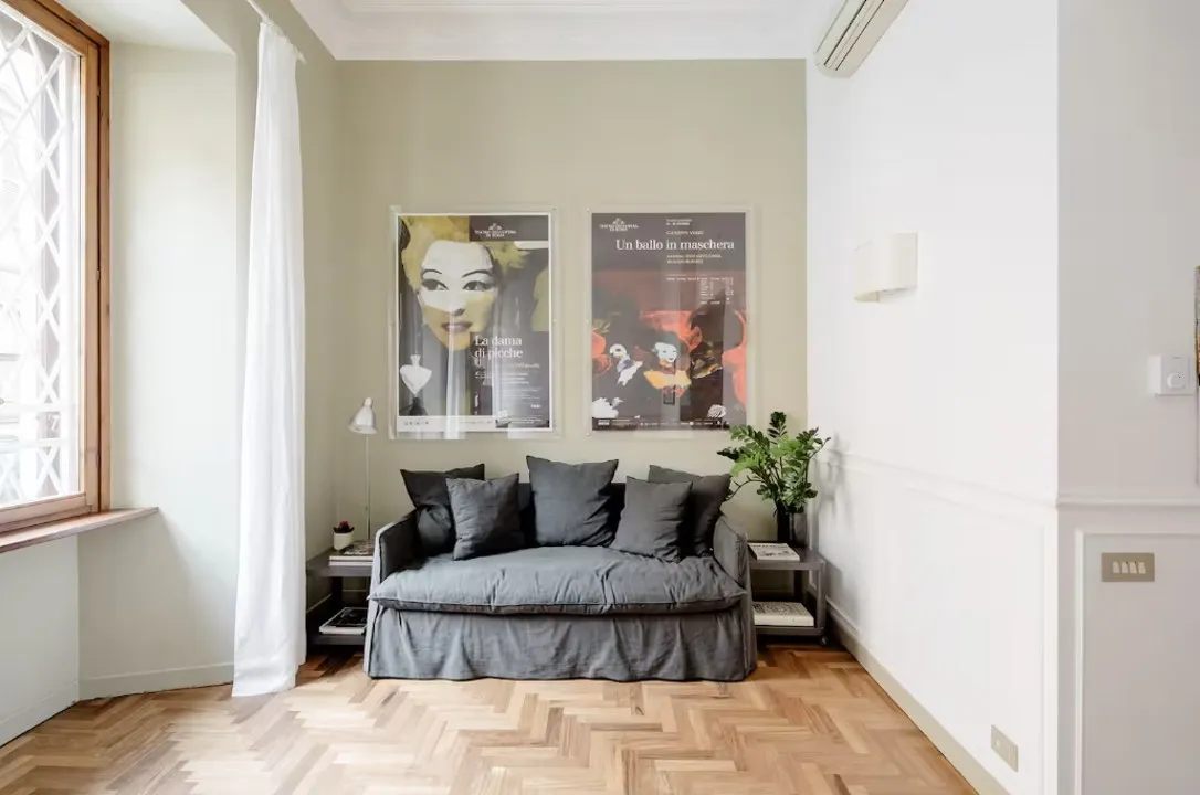 이탈리아-로마-에어비앤비-콜로세움-앞-큐도무스아파트-거실-소파침대-자리