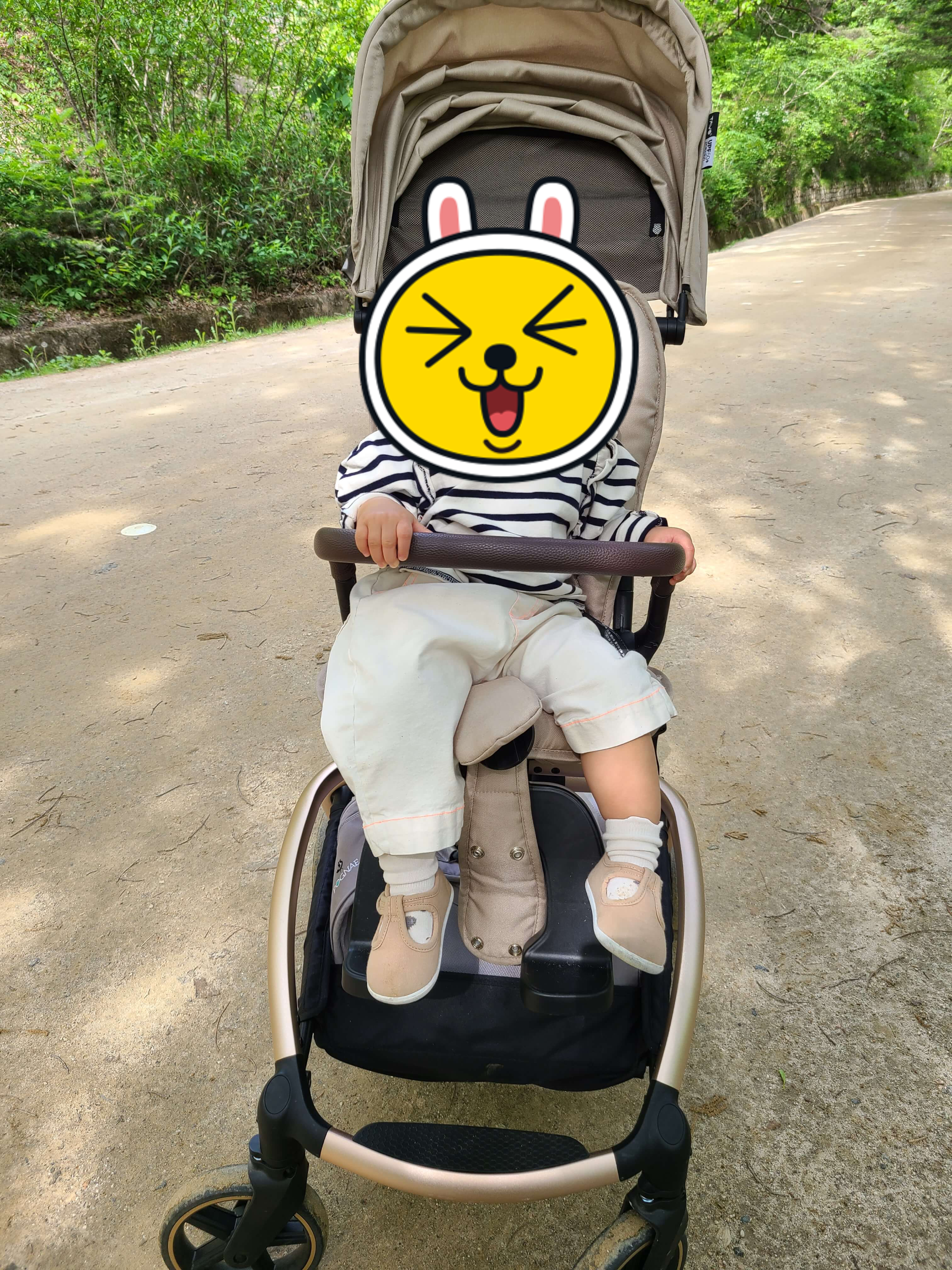 허니스니커즈 신고 유모차에 앉아있는 모습