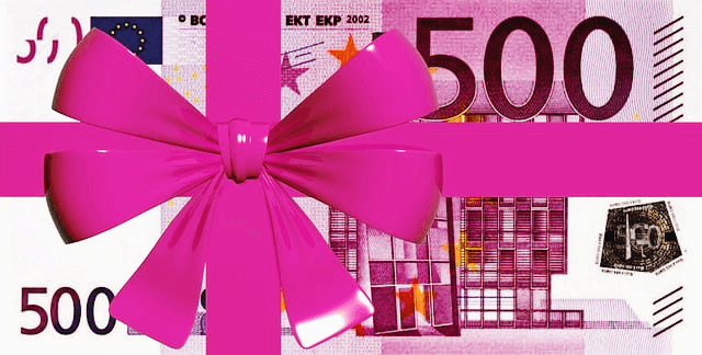 500유로 지폐가 있더. 진분홍색 리본으로 잘 포장된 돈다발이다.