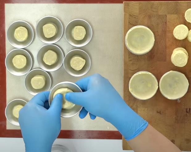 에그타르트 생지로 모양을 내는 모습