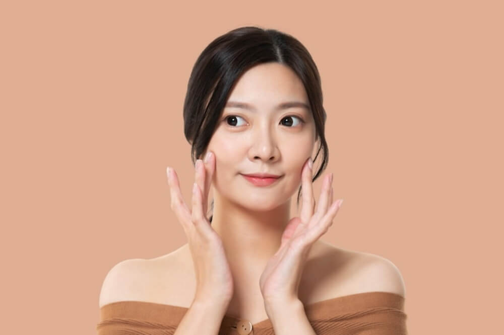 여성이 얼굴에 제품을 바르는 모습
