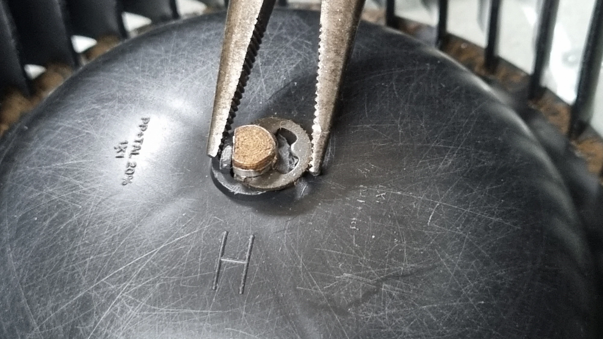 날개 고정 부품 끼우는 모습