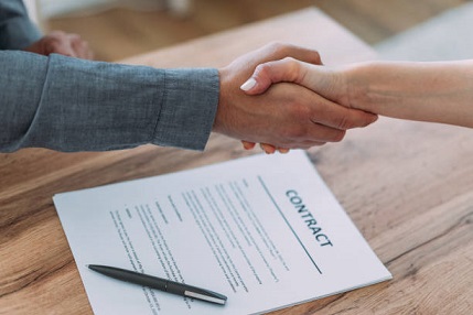 계약하고 악수하는 모습