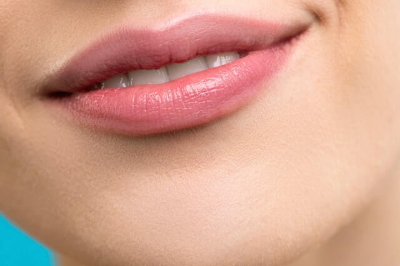 턱과 입술을 보이는 여성