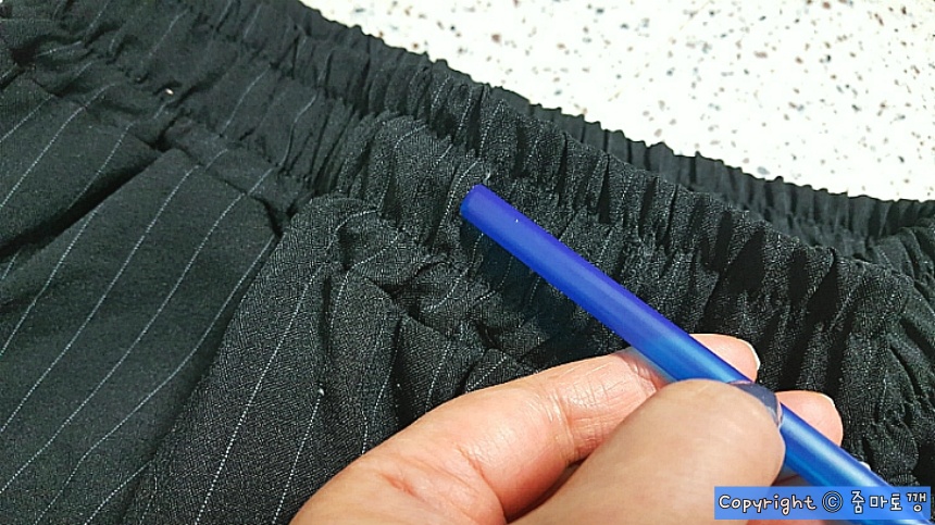 구멍에-빨대-넣기