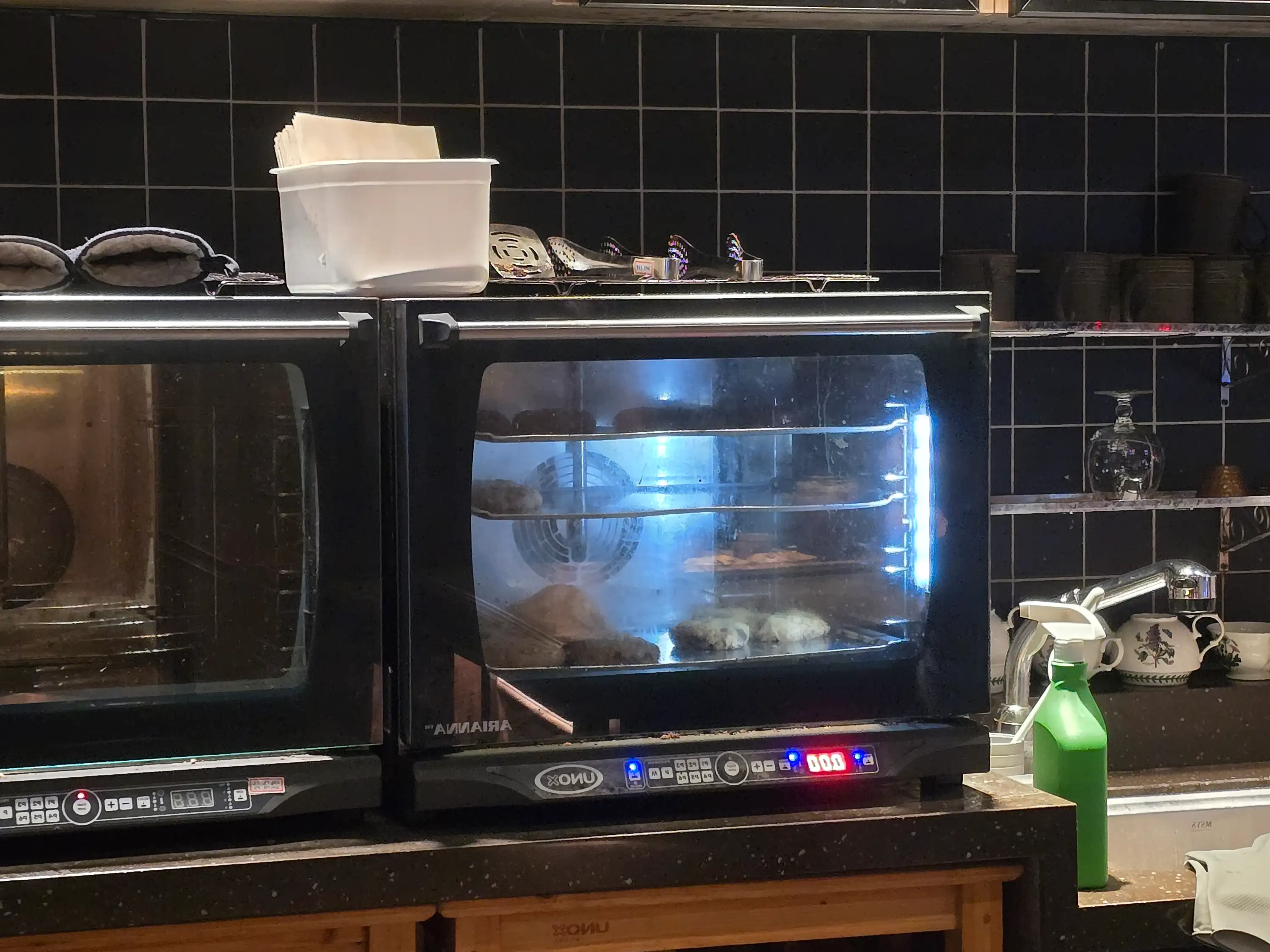 여러 종류의 수제 쿠키들, 하나하나 먹음직스러워 보인다