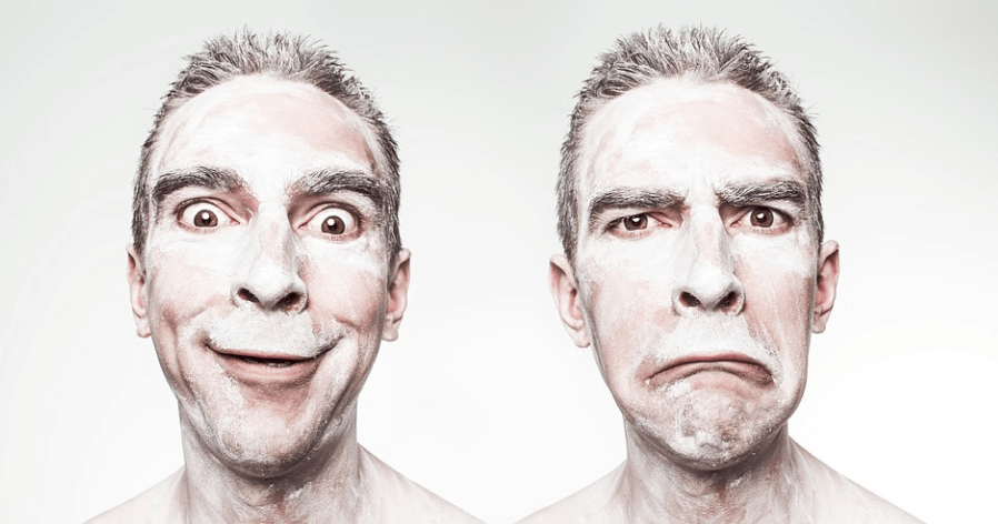 이석증에 좋은 음식을 확인하고 두 개의 표정으로 표현하고 있는 남자