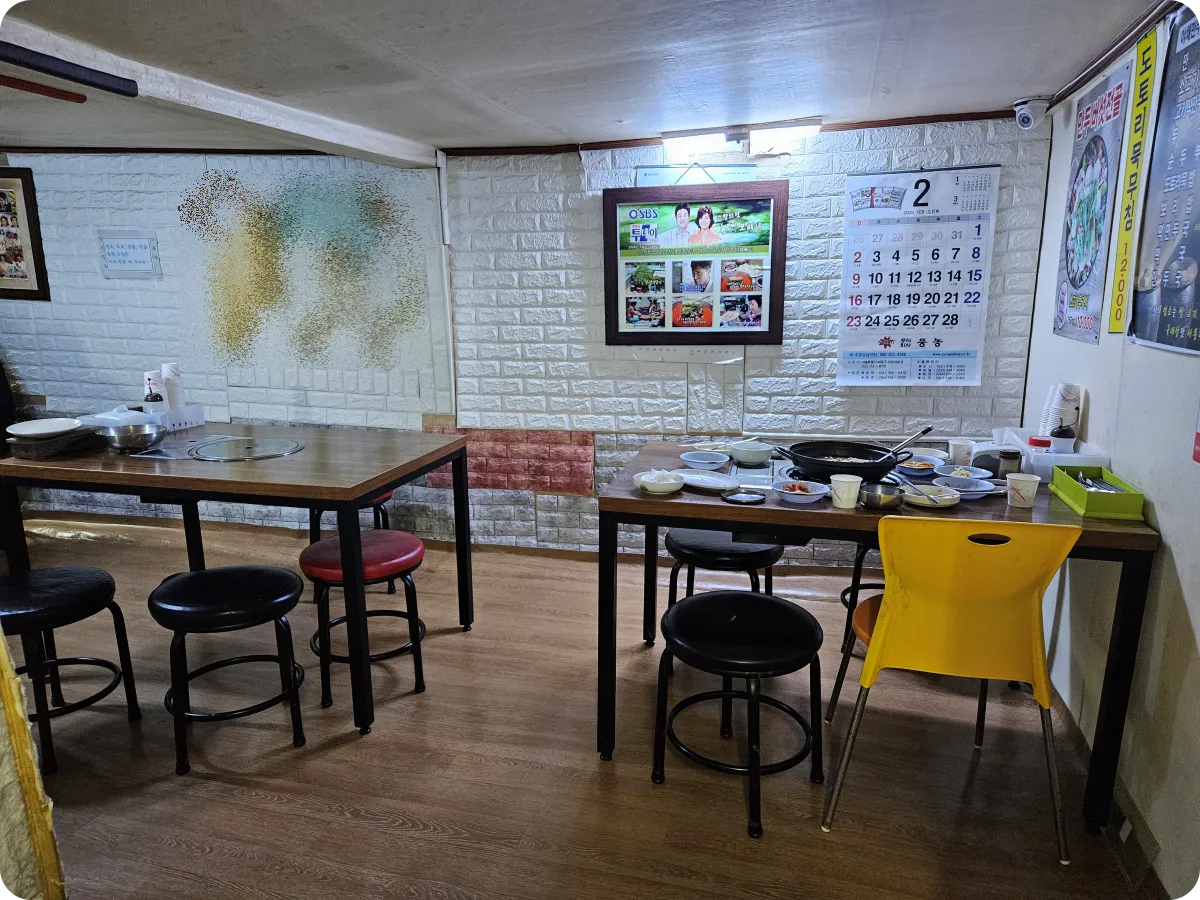 보배네-음식점-실내-입식-테이블-의자들-TV출연한-홍보액자