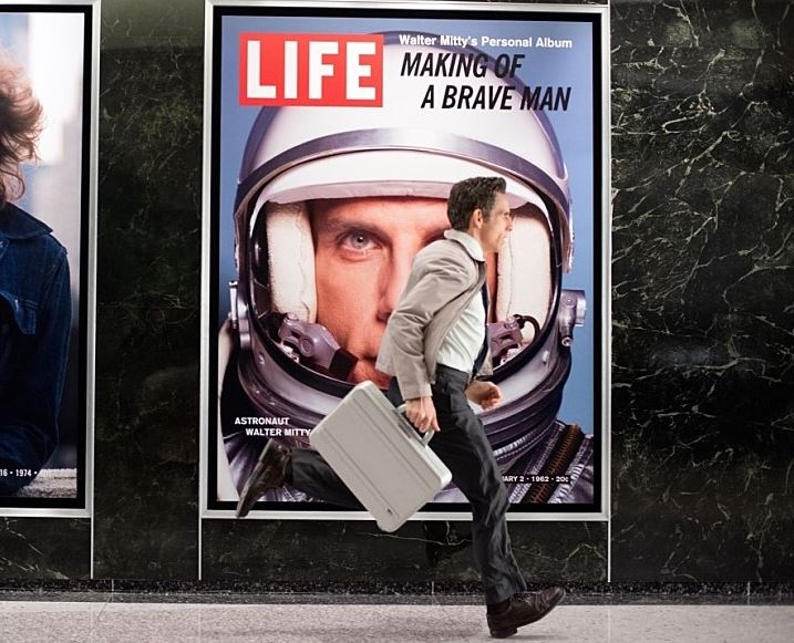 &ldquo;The Secret Life of Walter Mitty&rdquo;는 벤 스틸러가 감독하고 주연으로 출연한 영화로, 제임스 터버의 단편 소설을 바탕으로 하고 있습니다. 사진은 영화의 한 장면