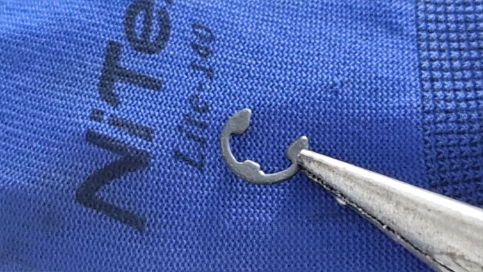 날개 고정 부품