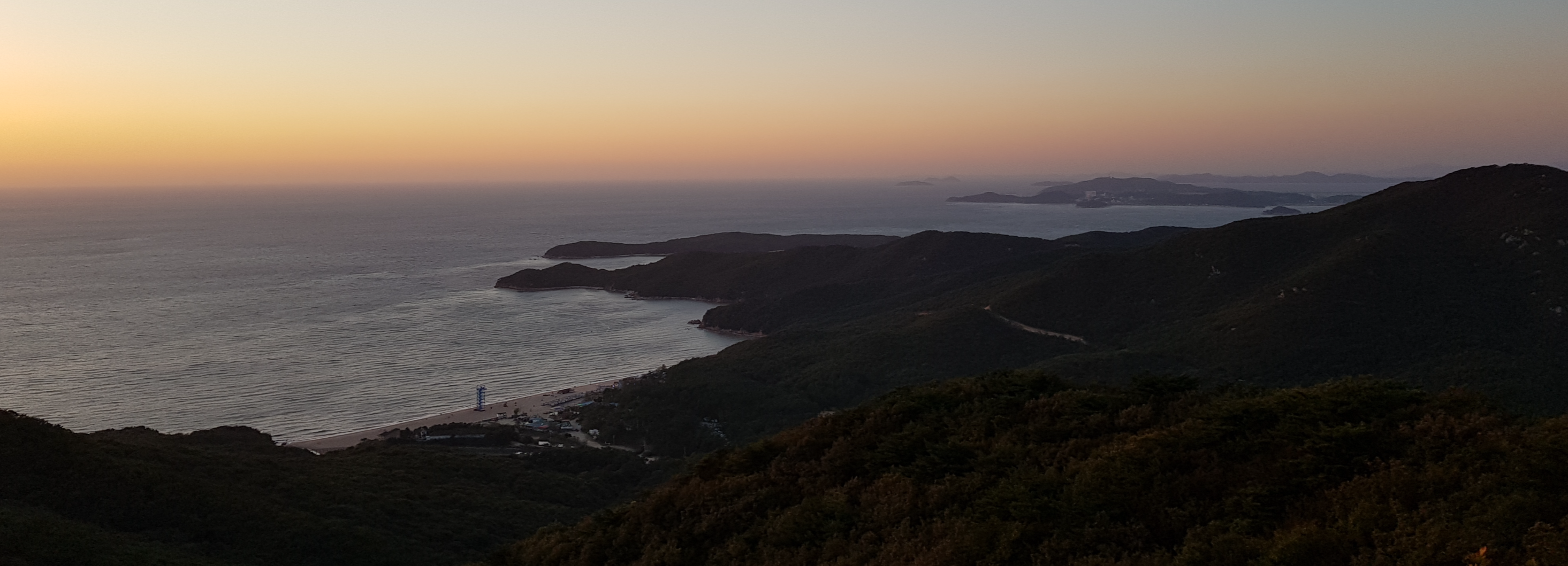 호룡곡산 정상에서 바라본 하나개 해수욕장
