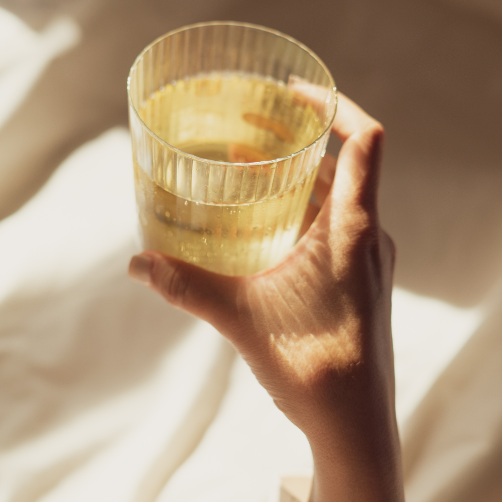 현미차를 들고 있는