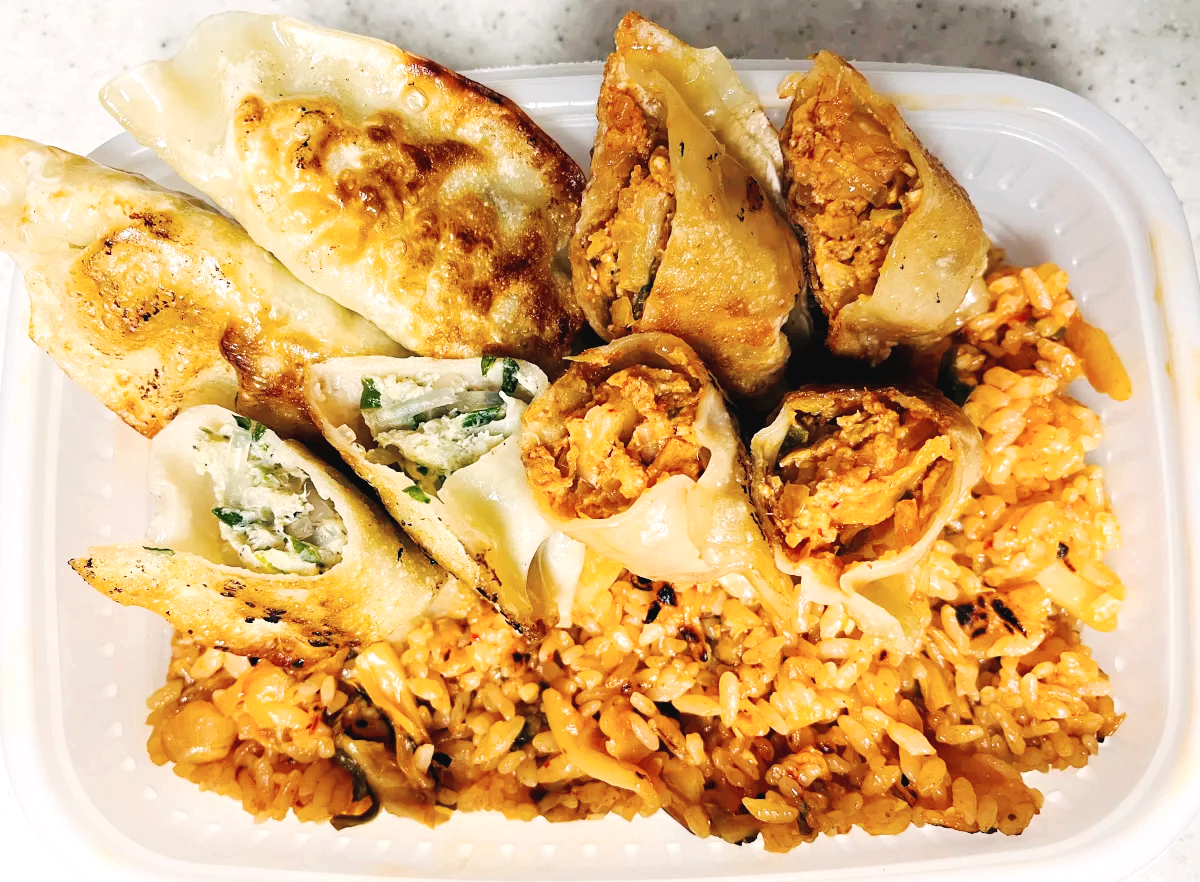 튀긴 만두와 볶음 김치볶음밥이 그릇에 담겨 있는 사진