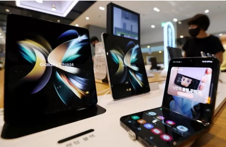 스마트폰.폴더블폰.애플·구글 가세.누가주름잡나.삼성은 뒤에서 조용히 웃는다