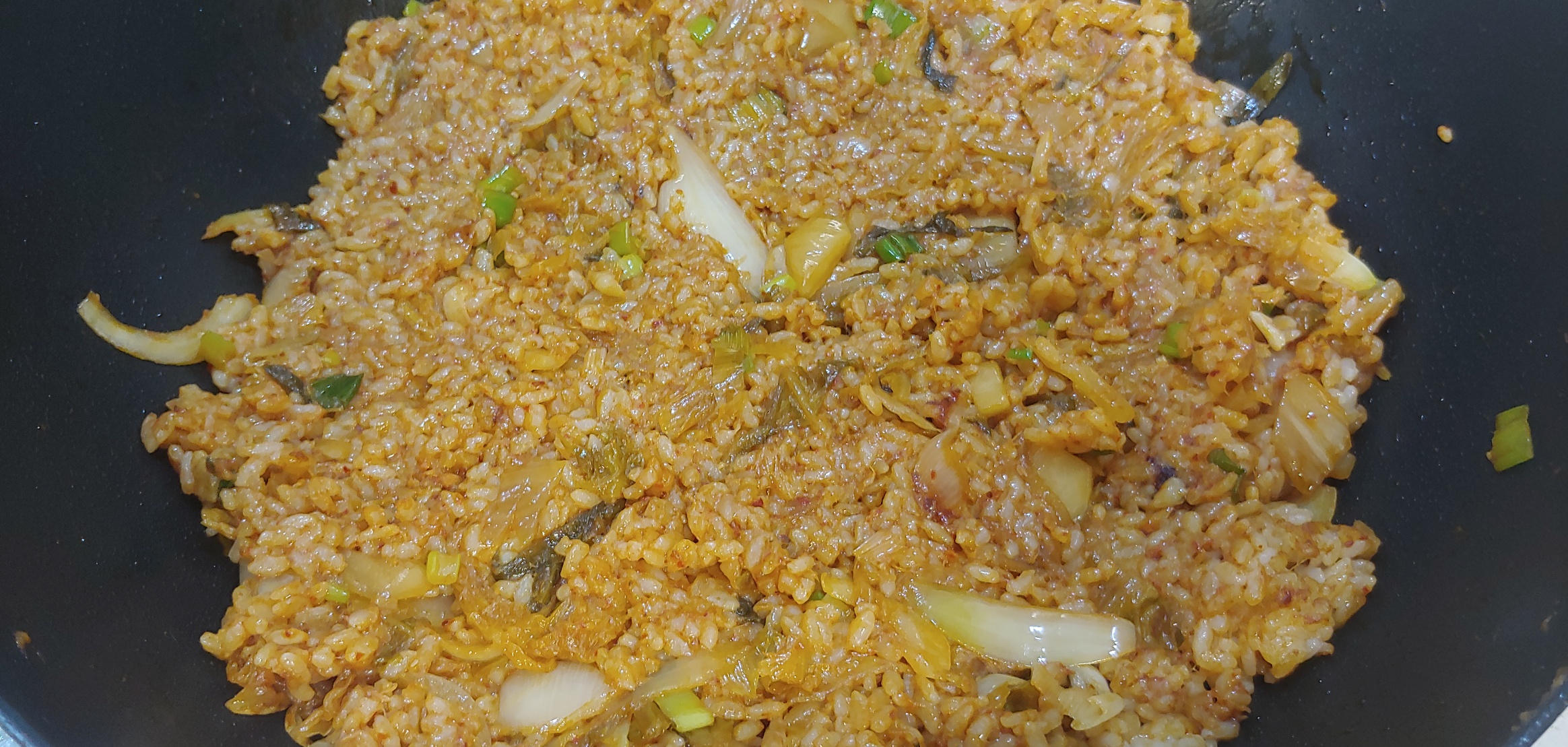 밥을 살짝 노릇하게 익히면 당연 맛있겠죠?