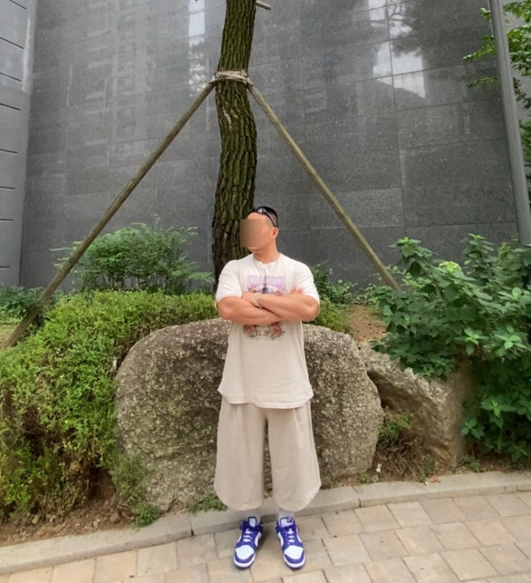 데일리룩('26. 8. 21.)오클리 선글라스 아이자켓 리덕스, 스탠다드에러 빈티지 피그먼트 티셔츠, 무신사스탠다드 버뮤다 팬츠, 나이키 양말, 나이키 덩크로우 레트로 화이트콩코드
