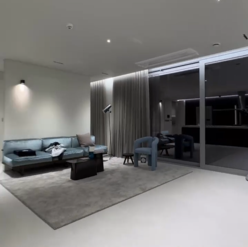 거실이 너무 넓어서, 가족들과의 담소 나누기 도 좋다.