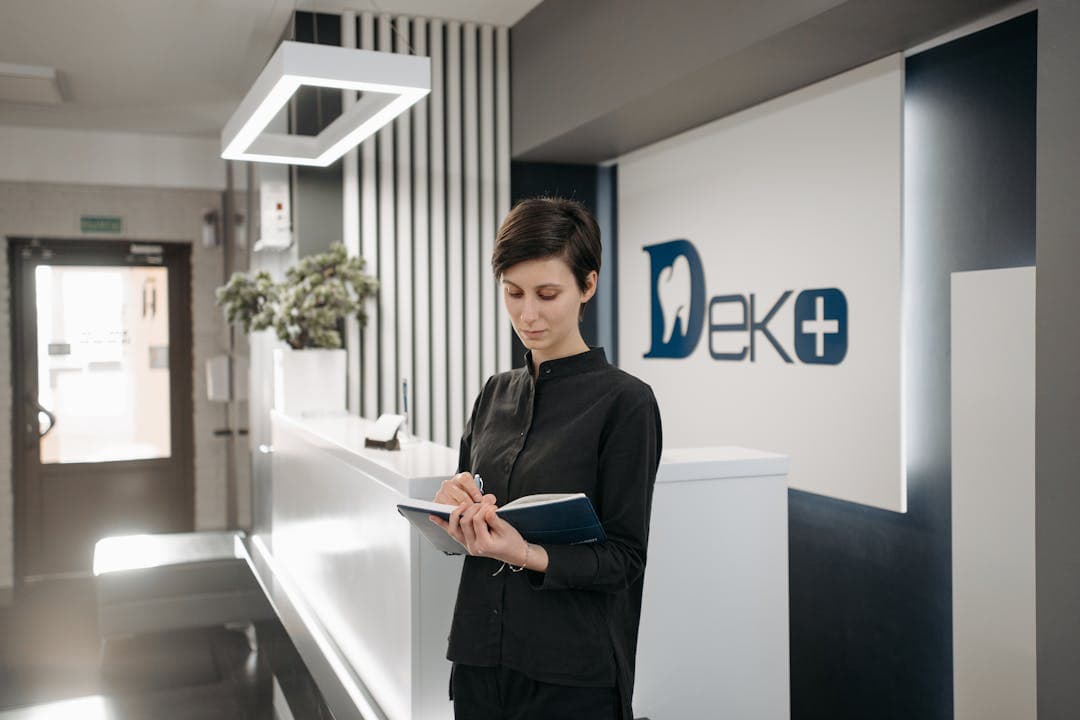 임플란트 상담 접수를 진행하는 치과 직원