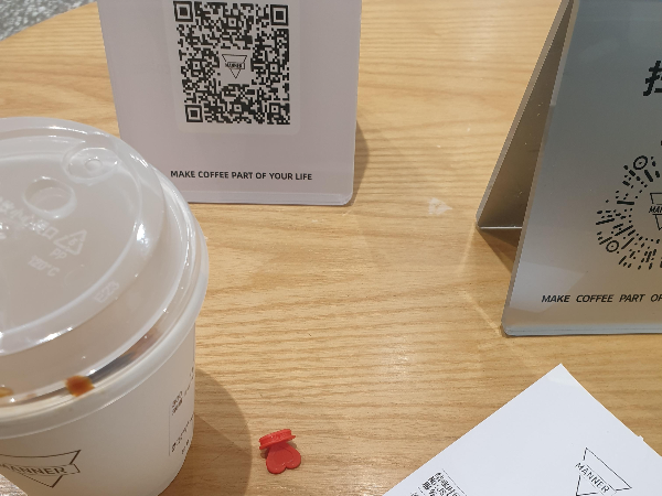 테이블 위에 위챗과 알리페이 QR이 배치되어 있다.