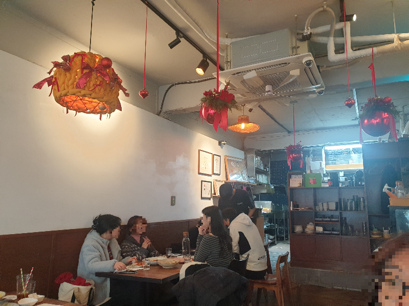 따뜻한 느낌의 내부. 조명에 크리스마시 장식이 되어 있다.