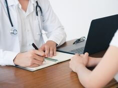 진료를-마치고-의사선생님과-상담하는-환자