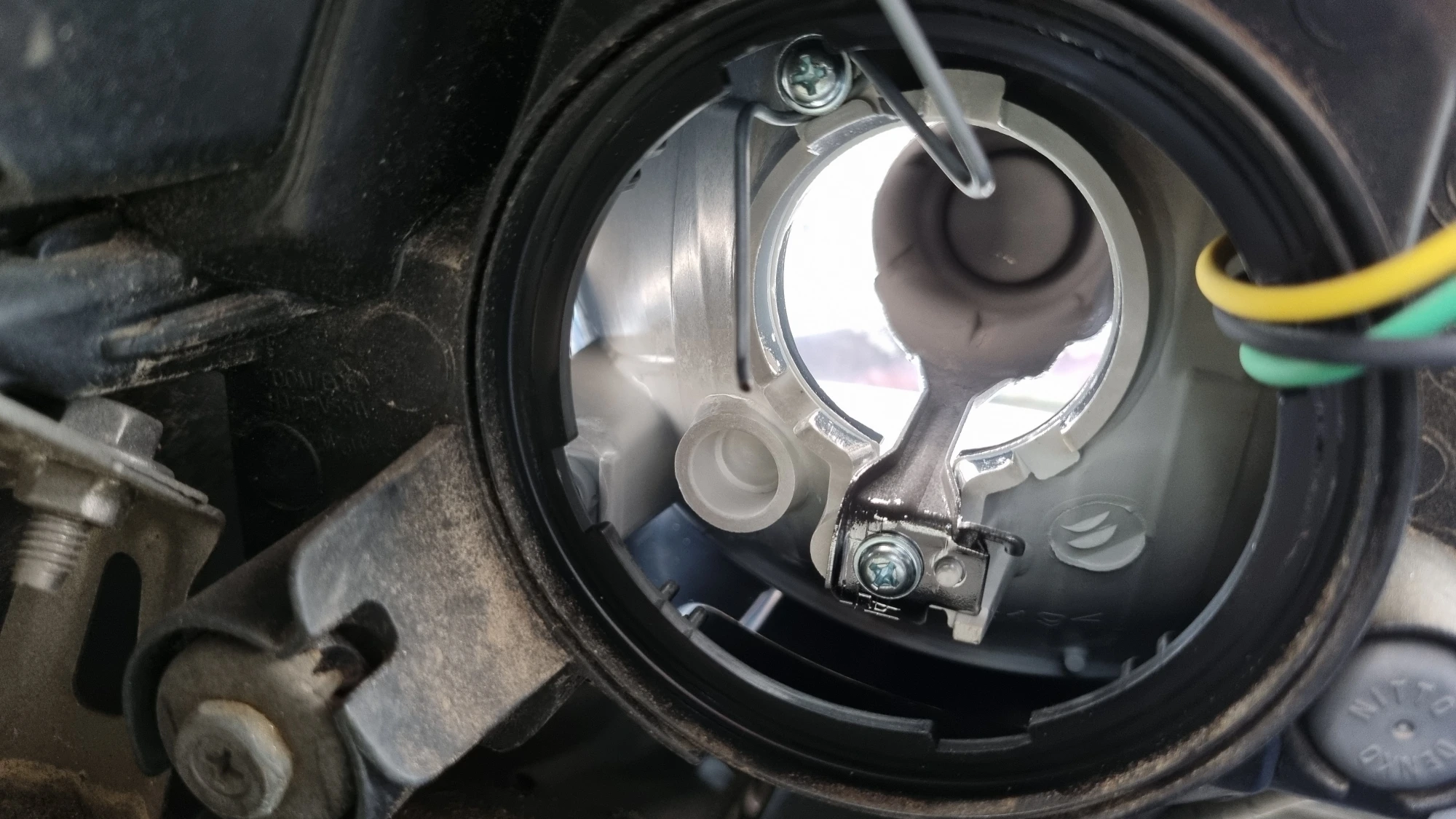 전구 끼우는 위치