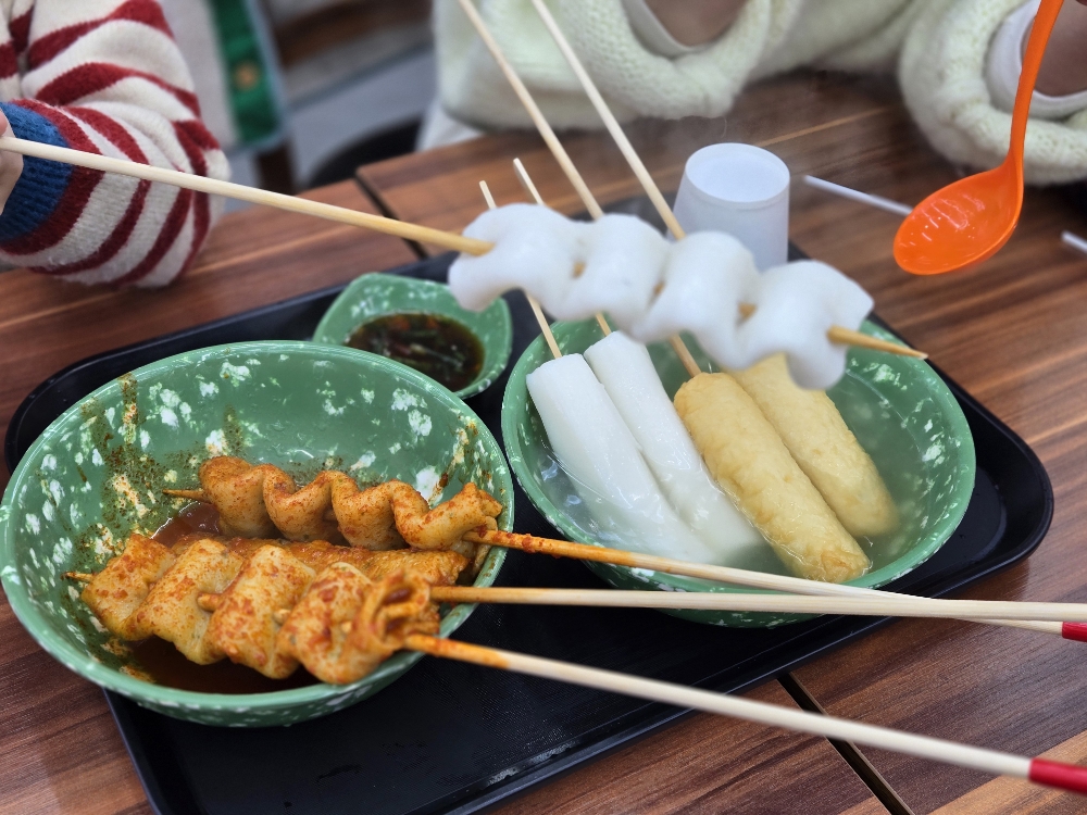 해동용궁사 길거리 음식 – 맛있는 어묵과 물떡