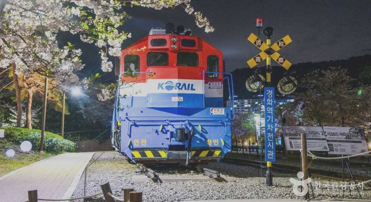 어둠이 내린 경화역 기차 전시관의 전경. [ⓒ한국관광 콘텐츠랩-라이브스튜디오]