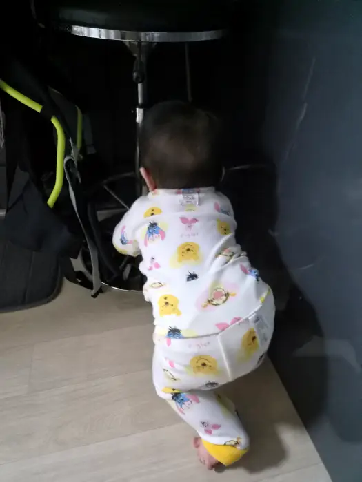 집안 탐색놀이중인 아이