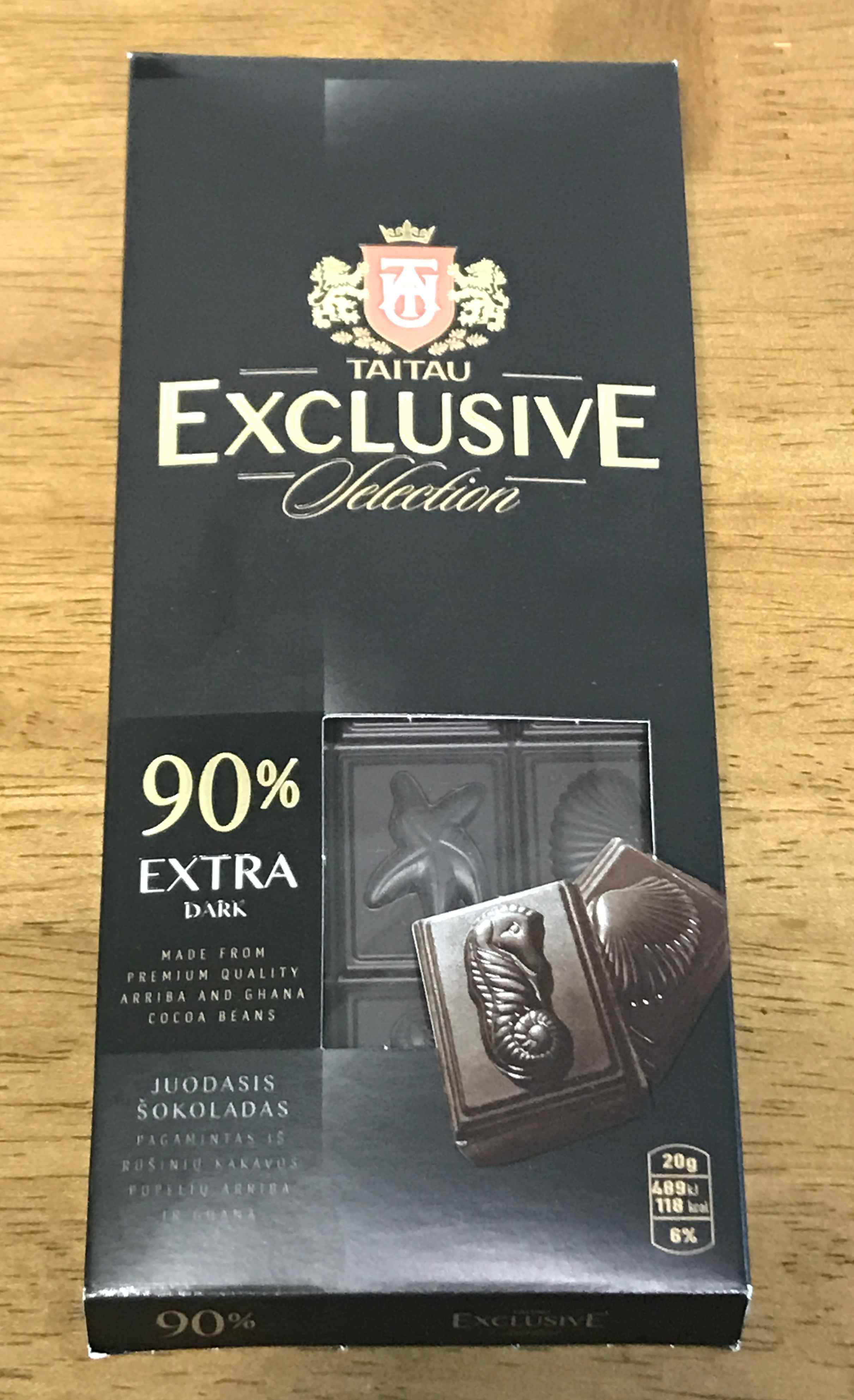 초콜릿 박스입니다. 바탕은 검정색이고 금색으로 글씨가 써있습니다.