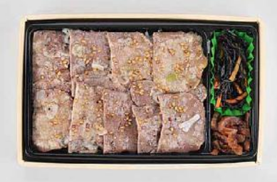 구워진 소혀가 도시락안에 정렬되어 있다.