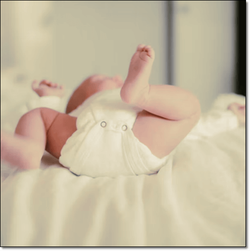 기저귀 차고 있는 아기