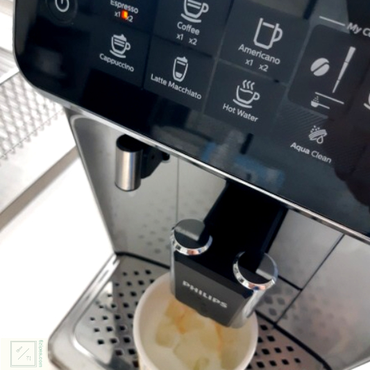 우유얼음컵에 에스프레소가 추출되고 있습니다.