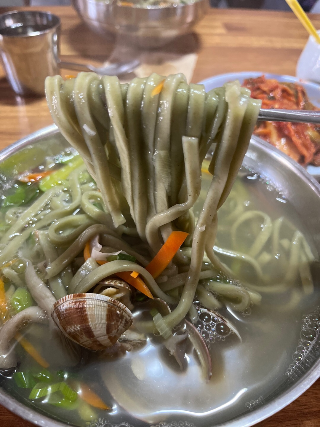 면발부터 남다르다.