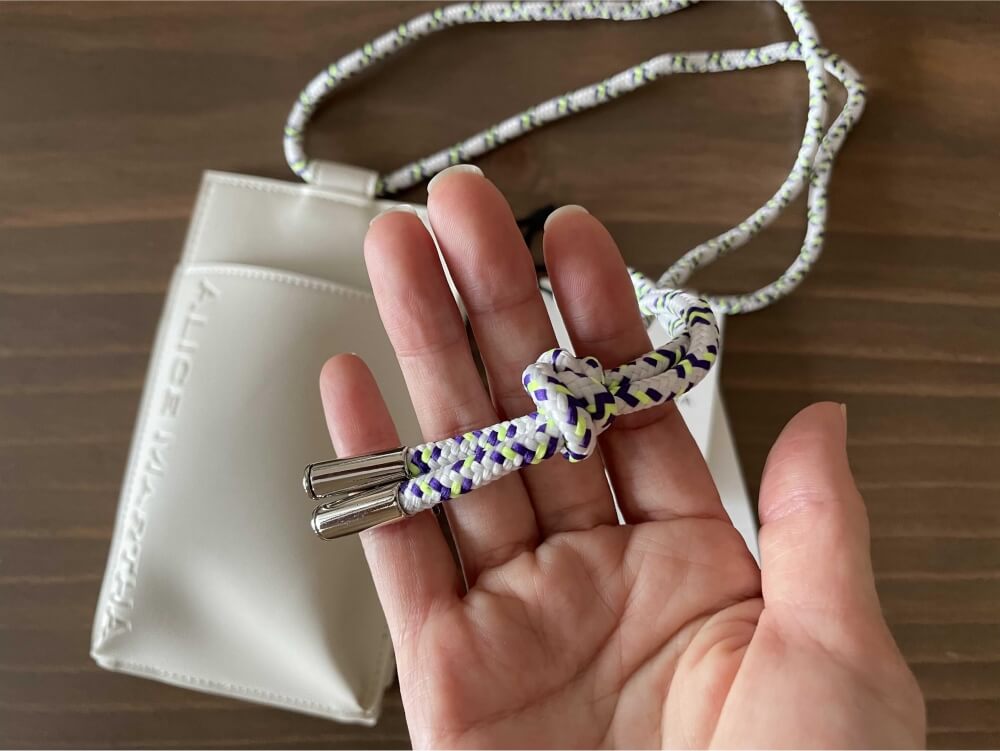 앨리스마샤-코리백-크로스끈-생김새