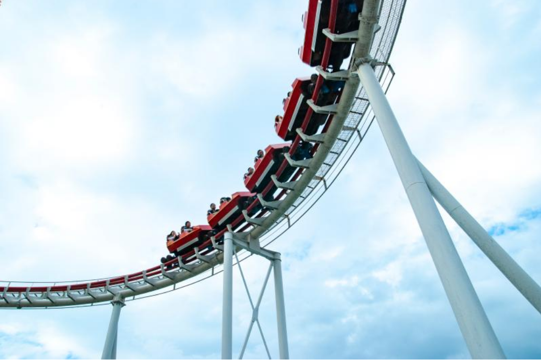 놀이공원의 롤러코스터의 모습