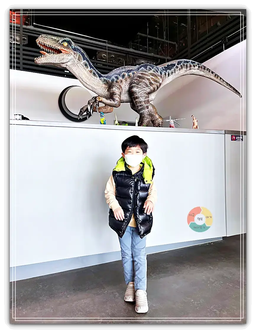 다이노베이_입구-움직이는-공룡모형